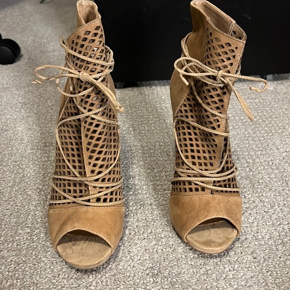 LOVIN’ STEVE MADDEN ANKLE BOOTS - Picture 1 of 4